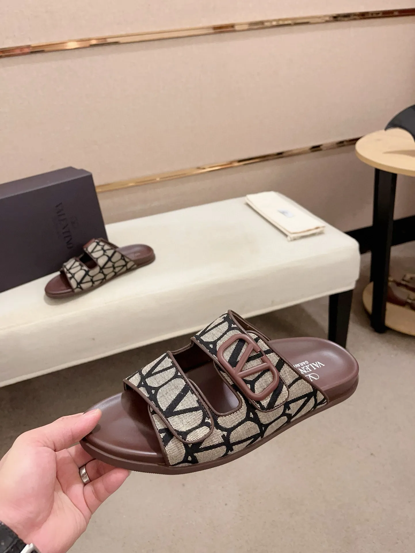Men's shoes💰: 440💰[Valentino] New men's boutique slippers, counter quality, classic plaid, the actual workmanship is quite complex🔰The uppers are made of imported fabrics➕🐑Sheepskin lining, which tests the craftsman's craftsmanship➕original PU outsole. Size: 38-44 (45 can be customized, non-refundable)